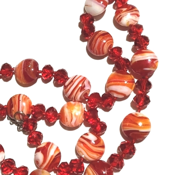 VINTAGE SHADES OF RED WHITE ART GLASS FLAT AND RED BEADED 37" NECKLACE - Picture 5 of 9